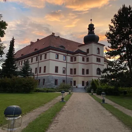 Zámek Lnáře Lnare