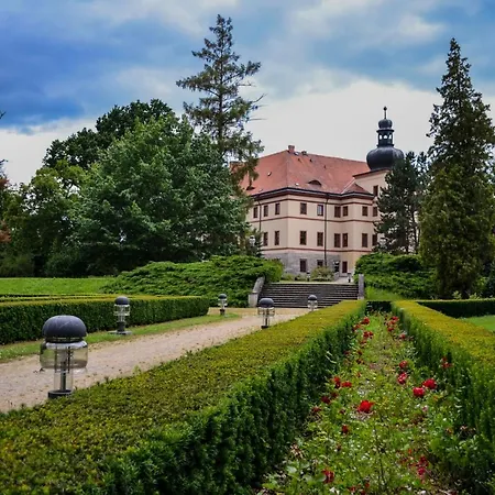 Zámek Lnáře Lnare