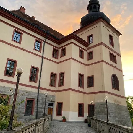 Zámek Lnáře Lnare