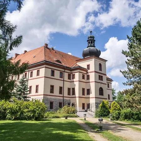 Zámek Lnáře